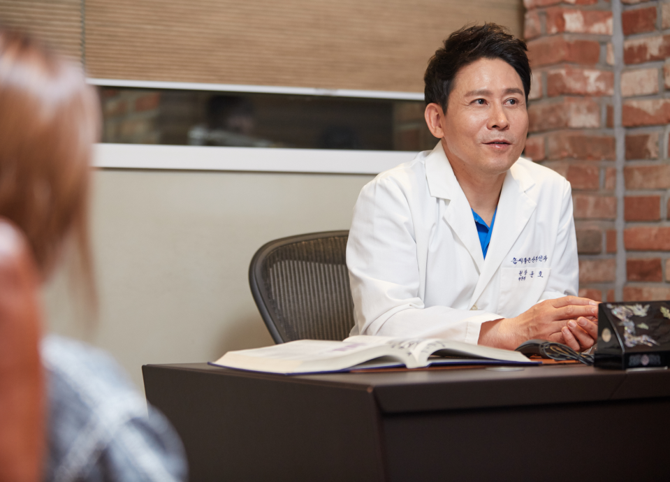 솜씨좋은 산부인과 윤호주 원장 소개 이미지